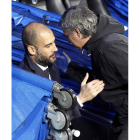 Mourinho saluda a Guardiola a la salida del túnel de vestuarios.