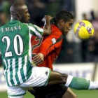 El camerunés del Betis Achille Emana pugna con Cléber Santana