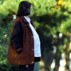 Una mujer embarazada disfruta de un paseo, una de las actividades más saludables para las gestantes.