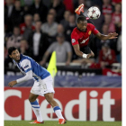 Carlos Vela, izquierda, lucha con el defensa Rio Ferdinand.
