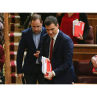 El secretario general del PSOE, Pedro Sánchez, abandona el hemiciclo después de la sesión de investidura vespertina. j. lizón