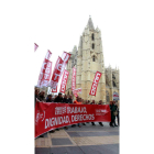 La cabecera de la manifestación, a su paso por la Catedral.