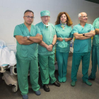 Parte del equipo de cirujanos de Traumatología del Hospital de León. FERNANDO OTERO