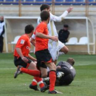 El ex culturalista Oriol Riera, a la izquierda, saluda al capitán del equipo leonés Iván Mateo