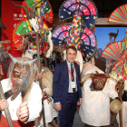 Majo posa con personajes de los antruejos tradicionales de Velilla de la Reina y Carrizo de la Ribera. RAQUEL P. VIECO