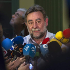 Francisco Fernández Sevilla atiende a los periodistas tras presentar su dimisión.
