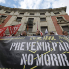 Los manifestantes, a las puertas de la Subdelegación del Gobierno. RAMIRO