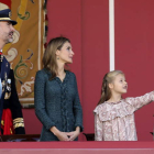 Los reyes, Felipe y Letizia, junto a su hijas, la princesa Leonor y la infanta Sofía, observan el paso de los aviones en el desfile.