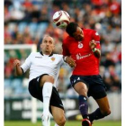 El valencianista Bruno intenta obstaculizar el salto del jugador del Lille, Aubameyang.