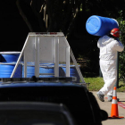 Barriles contaminados son cargados en un proceso de descontaminación en Dallas.