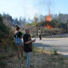 Varios vecinos de La Antigua contemplan las llamas. MEDINA