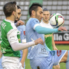 Roberto Puente controla el balón a pesar de la oposición de un jugador ferrolano.