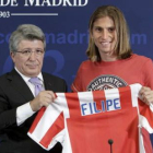 Filipe Luis con su camiseta junto a Enrique Cerezo.