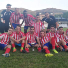El Bembibre posa con el trofeo de campeón. TWITTER ATLÉTICO BEMBIBRE