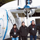El equipo encabezado por el catedrático José Luis Sánchez, segundo por la izquierda, en una campaña anterior. Arriba también el avión y uno de los aparatos situados en las alas.