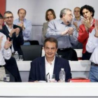 Blanco y Cháves aplauden a Zapatero en un momento de la celebración del encuentro socialista de ayer