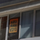 Anuncio de un edificio en alquiler. MIGUEL F.B.