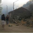 Vecinos de Tonín de Arbás observan cómo avanzaba ayer tarde el fuego hacia sus casas.