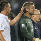 Terry, a la izquierda, anima a su compañero, el meta Green.