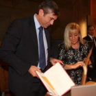 El juez Enrique López admira el libro «El palomar del sordo» entregado por la presidenta