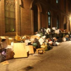 Basura tirada y acumulada en la calle, en el casco histórico de la capital en el primer paro.