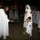 Medio centenar de personas fueron ordenadas caballeros templarios anoche en el castillo.