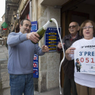 Los propietarios del estanco de la Plaza Mayor de Ciudad Rodrigo, donde se vendió el tercer premio.