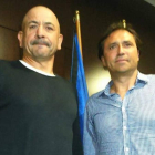 Claudio, junto a Alfredo Santaelena, ayer al llegar a Cádiz.
