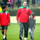 Bielsa, junto a su asistente Aravena y un aficionado.