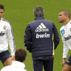 Ronaldo y Pepe, junto a Mourinho, en el entrenamiento.
