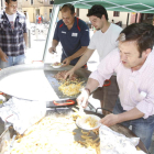 Los simpatizantes del Ademar respondieron al llamamiento de SOS Ademar que logró recaudar un millar de euros con su comida solidaria en Don Gutierre.