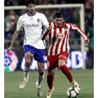 José Antonio Reyes intenta avanzar con el balón ante el maño Arizmendi.