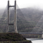 Vista del puente sobre el embalse del Luna en la autopista que une León y Asturias. RAMIRO