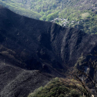 Imagen de una ladera calcinada en la Tebaida, con San Pedro de Montes al otro lado. ANA F. BARREDO