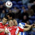 Otamendi lucha por el balón con Alexis y Negredo.