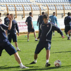 Esaú, de frente, podría volver a ocupar el centro del campo del equipo leonés.