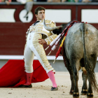 Alberto Aguilar en un desplante a su primer toro.