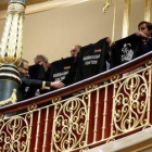 Mineros y políticos leoneses, con la camiseta de apoyo a la minería, en el momento de ser expulsado del Congreso.