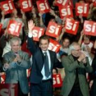 José Luis Rodríguez Zapatero, en el centro, rodeado de su gente en el mitin de Barcelona