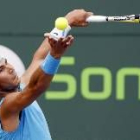 Nadal ejecuta un saque durante su partido de semifinales