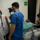 Profesionales sanitarios preparan y administran la vacuna de covid-19 a sus compañeros en el Hospital Vall d'Hebrón de Barcelona. ENRIC FONTCUBERTA