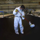 Un trabajador de la fábrica ponferradina de LM durante el proceso de elaboración de una pala.