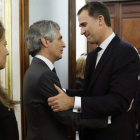 Los príncipes de Asturias dan el pésame al hijo de Suárez.