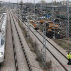 Operarios realizan labores en el trazado cercano a la estación de León para preparar la alta velocidad, en una imagen de archivo.