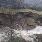 La fuerza del río se ha llevado por delante parte de la ladera que sustenta la carretera de Caín. CAMPOS