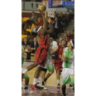 Seawright culmina una jugada de ataque frente a Brown.