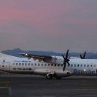 Un avión turbohélice está a punto de iniciar la operaciónde despegue en la pista del el aeropuerto de La Virgen del Camino.