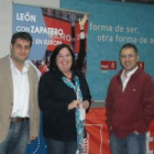 Ibán García, Ana Luisa Durán y Hugo Morán antes de la rueda de prensa que dieron en Villablino