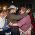 Familiares, amigos y simpatizantes del carbón recibieron ayer a los siete mineros que se enclaustraron durante 52 días en el pozo de Santa Cruz en defensa del sector.