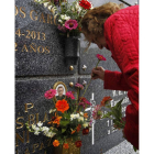 Victoria Blanco acude cada día al cementerio de Cerezales para visitar el nicho de su hijo, José, asesinado en 1994.